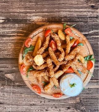 Pohovani pileći štapići sa začinjenim kriškama krompira