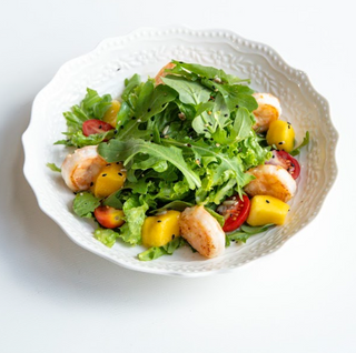 Салат с креветками и манго