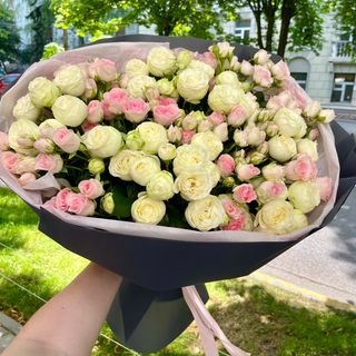 Букет з міксу троянд в темному оформленні 