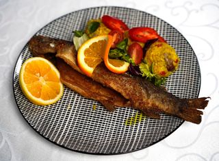 Pastrmka 300g + začinjene kriške krompira 150g