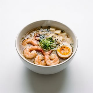 Ramen de gambas con tofu y huevo