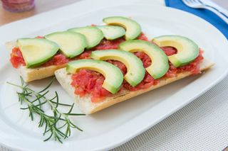 Tostada Con Aguacate y queso fundido