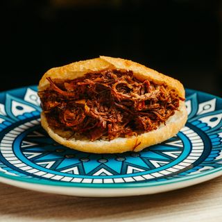 arepa de carne mechada