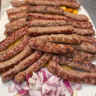 1kg ćevapa + luk + 3 lepinje