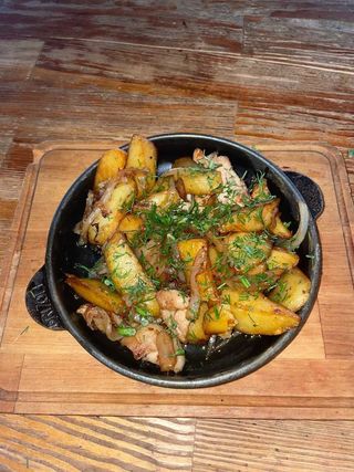 Пательня зі свининою і цибулею (300г)