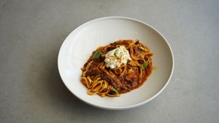 Паста з томленою телятиною та томатним соусом (350г)