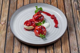 Сырники с ягодным конфитюром