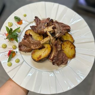 Cotlet de miel cu os la josper, cartofi copți cu usturoi