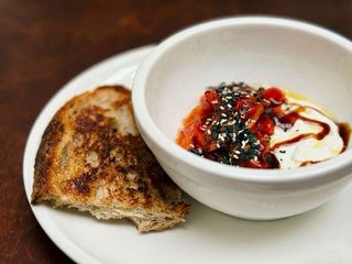 Stracciatella z pieczona papryka