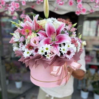 Огромна кутия с лилиуми , рози,еустоми, алстромерии и хризантеми #273