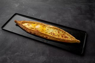 Yumurtalı kaşarlı pide