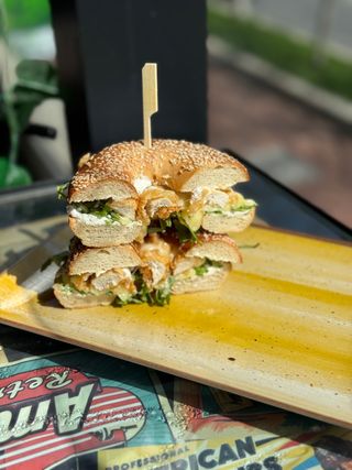 Bagel cu crispy chicken