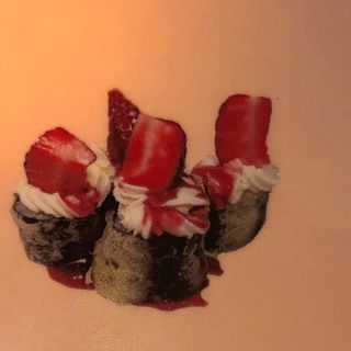 100 Maki salmón frito con fresa y Philadelphia con salsa de fresa (8 pzs.)