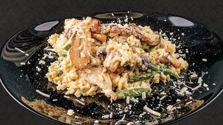 Ризото с пилешко филе, микс от гъби, аспержи (390г)