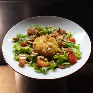 ENSALADA DE RULO DE CABRA CRUJIENTE.