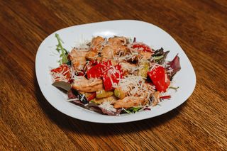 Теплый салат с курицей/ Salata calda cu carne de pui