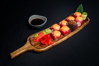 Калифорния запечённая с крабом, с сёмгой, с креветками 