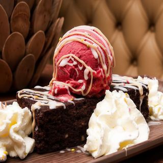 Brownie de chocolate con helado