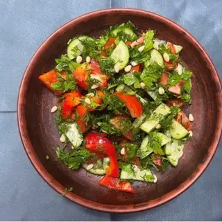 Салат зі свіжими овочами та зеленню (250г)