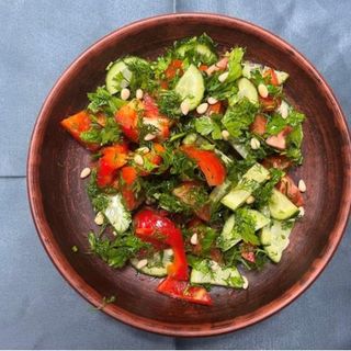 Салат зі свіжими овочами та зеленню (250г)