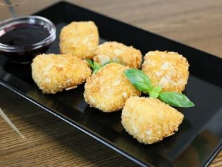 Камамбер у мигдальній скоринці з ягідним соусом (70 / 30g)