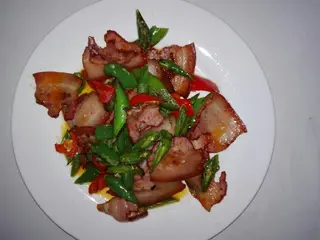 Carne afumata in sos picant