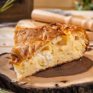 Домашна селска баница с краве сирене, яйца и масло - 1 парче