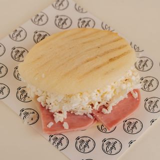 Arepa con jamón y queso