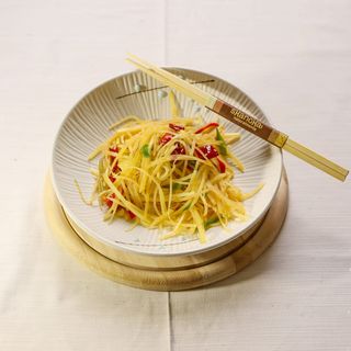 Patate sfilacciate saltate in salsa agropiccante