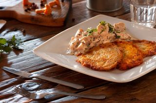 Placki ziemniaczane z kurczakiem w sosie serowym z brokułami