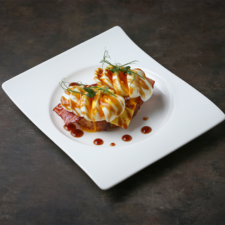 Բեկոնով և պաշոտ ձվով տոստ