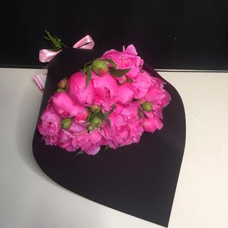 Buchet din Bujori Roz olandezi în Hartie Neagra (2843)