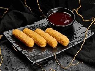 Смажені скибочки сиру з журавлиним соусом (110/30 г)