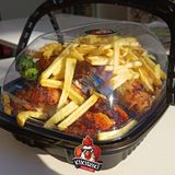 Pollo asado al carbón con patatas y padrón 