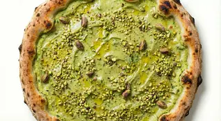Pizza con crema al pistacchio e granella di pistacchio