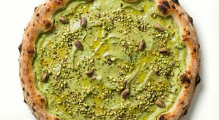 Pizza con crema al pistacchio e granella di pistacchio