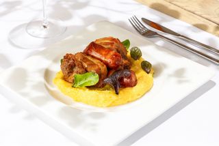 Carne la garniţă cu mămăligă