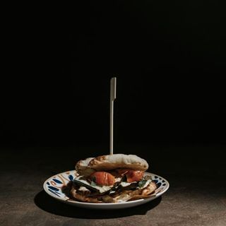 Puccia con melanzane grigliate, zucchine grigliate, pomodoro sott'olio