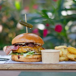 Сочно свински бургер (400г)