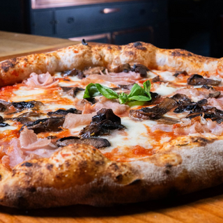 Pizza Prosciutto E Funghi Roman style 