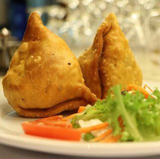 8. Samosa ( 2 unidades )  (Contiene Gluten)