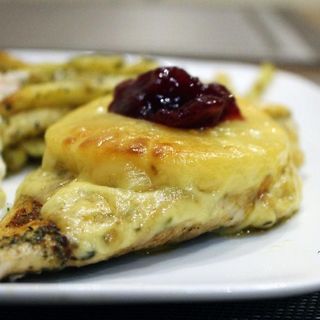 PANIEROWANA PIERŚ PO HAWAJSKU + DODATEK + SURÓWKA