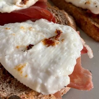 Tosta catalana con queso