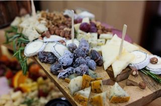 ყველი ხის დაფაზე