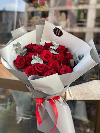 #12. 15 წითელი პრემიუმ ხარისხის ჰოლანდიური ვარდის თაიგული