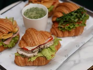 КОМБО з бульйоном Бульйон +круасан Цезар з індичкою