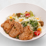 Классический салат "Цезарь" с курицей на гриле и с хрустящими гренками