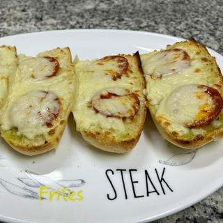 Pão de alho peperonni em pizza