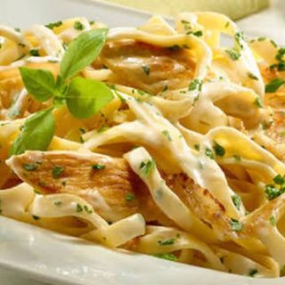 Фетучини Кон Полло с курицей и грибами в сливочном соусе