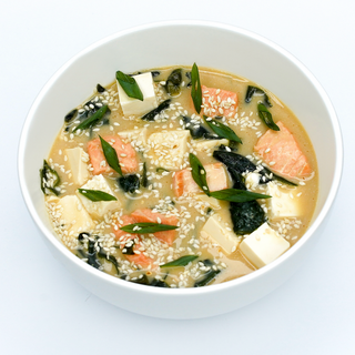 Вершковий місо суп з лососем